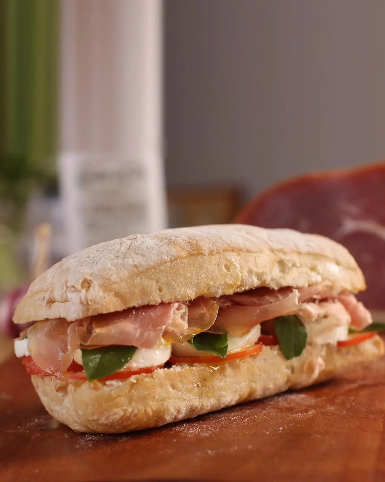 Ciabatta caprese com presunto cru, búfala, tomate e manjericão
