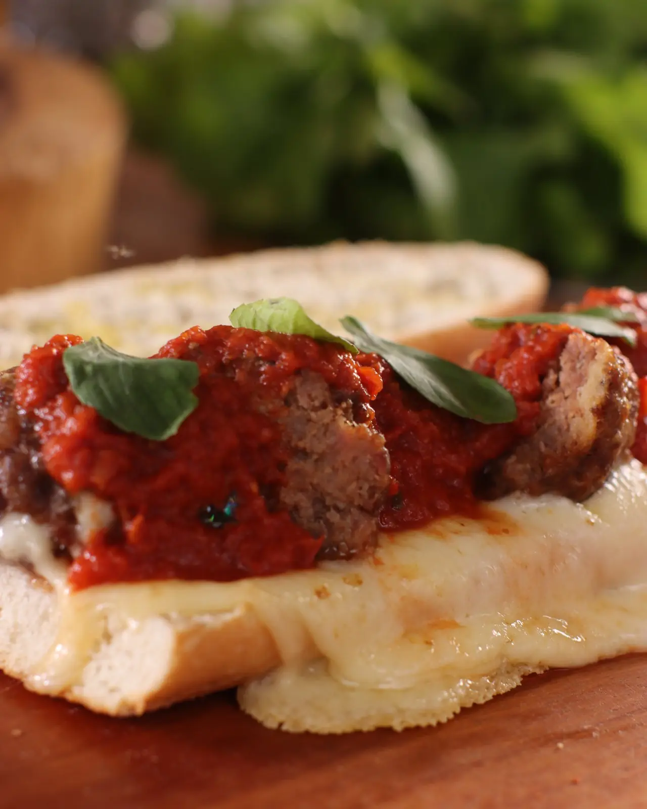 Meia baguete de almôndegas ao pomodoro com queijo derretido